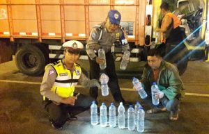 Bawa 15 Botol Arak, Sopir Asal Probolinggo Ditangkap Polsek Tanjungwangi