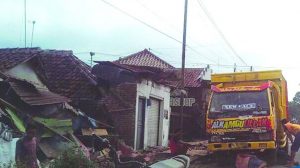 Hindari Pemotor, Truk Sasak Empat Rumah dan Bangunan di Glenmore