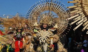 Kostum dari Bambu di Gintangan Bambu Festival