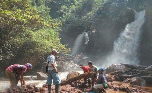 Warga Kerja Bakti Bersihkan Aliran Sungai Badeng