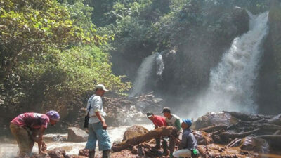 Warga Kerja Bakti Bersihkan Aliran Sungai Badeng