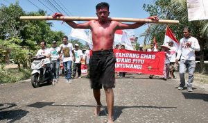 Puluhan Warga dan Mahasiswa Gelar Aksi Long March Tolak Tambang Emas