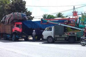 Rem Blong, Truk Pengangkut Beras Tabrak Truk Parkir