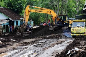 BPBD Banyuwangi Tambah Alat Berat Untuk Percepat Pembersihan Material Lumpur