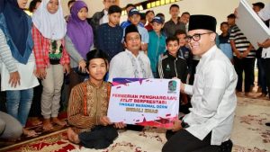 Bupati Anas Berikan Reward Pada 95 Atlet Muda Berprestasi