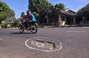 26 Km Jalan Wongsorejo Hanya Ditambal Sulam
