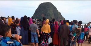 Dua Wisatawan Pulau Merah Terseret Ombak