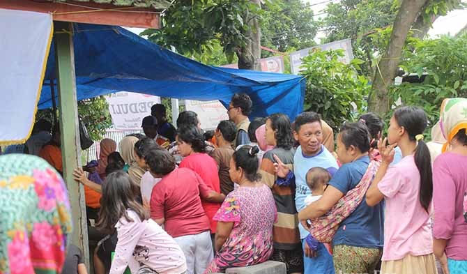 Korban Banjir Bandang Kekurangan Bubur Bayi