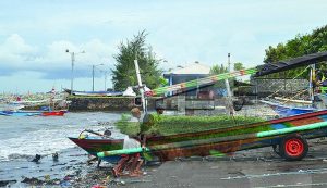 Cuaca Buruk, Nelayan Ramai-Ramai Evakuasi Perahu