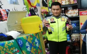 Polsek Muncar Razia Toko Penjual Miras