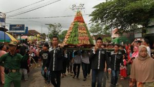 Grebeg Syawal, Warga Temuguruh Arak 10.000 Ketupat & Dimakan Bersama