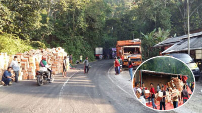 Diduga Rem Blong, Truk Pengangkut Makanan Ringan Terguling di Jalur Gumitir