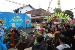 Warga Boyolangu Gelar Tradisi Puter Kayun