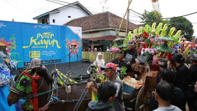 Warga Boyolangu Gelar Tradisi Puter Kayun