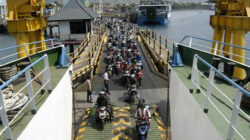 Antrean-Kendaraan-di-Pelabuhan-Ketapang-Banyuwangi-Memanjang