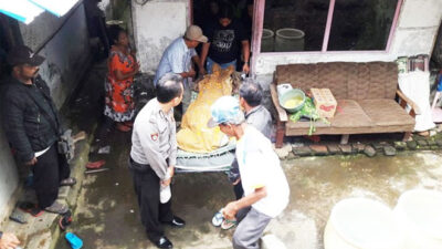 An old man in Kulon Tile Dies with a knife stuck in his stomach