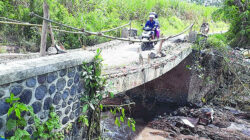 Jembatan-yang-menjadi-pembatas-Dusun-Gebang-dan-Suko-di-Desa-Benelan-Kidul,-Kecamatan-Singojuruh-ini-nyaris-ambruk-akibat-diterjang-banjir-bandang