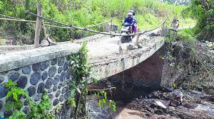 Jembatan Nyaris Ambruk Tetap Dilewati Warga