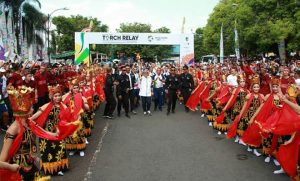 Accompanied by Art Attractions, Banyuwangi people excitedly welcome the Asian Games torch
