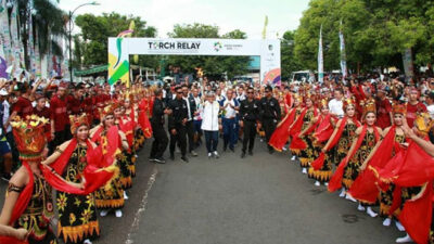 Accompanied by Art Attractions, Banyuwangi people excitedly welcome the Asian Games torch