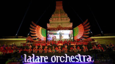 The Cool Action of Hundreds of Banyuwangi Children Playing Ethnic Music Orchestra