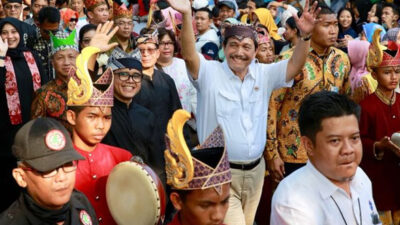 Ikut Keliling Karnaval Etnik, Menko Luhut: Banyuwangi Paten!
