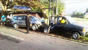 Mobil Tabrak Warung di Kabat, One Person Died on the Spot