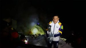 Asian Games Torch Greet the Phenomenal Blue Flame of Ijen Crater