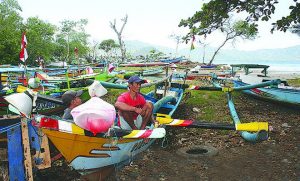 Ombak Besar dan Angin Kencang, Nelayan Rajekwesi Tidak Berani Melaut
