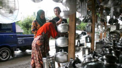 Penjual-Peralatan-Masak-di-Dusun-Tegalpakis,-Desa-Kalibaru-Wetan,-Kecamatan-Kalibaru