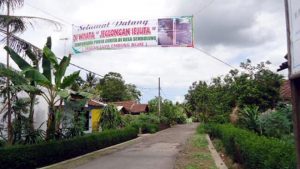 Broken Road Protest, This Villager Puts Up Banners That Say “JEGLONGAN SEJUTA” Tourism