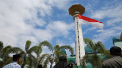Bendera-Merah-Putih-Raksasa-Berkibar-di-Masjid-Agung-Banyuwangi