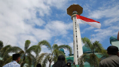 Bendera Merah Putih Raksasa Berkibar di Masjid Agung Baiturrahman Banyuwangi
