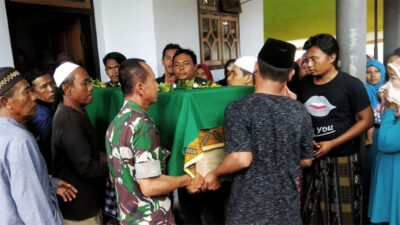The body of a migrant worker from Banyuwangi who died in Hong Kong arrived at the Mourning House