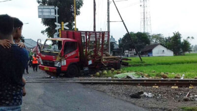 Mutiara Timur KA vs LPG Truck in Banyuwangi, One Dead and Two Injured