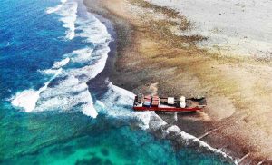 Kapal Bermuatan Kontainer Kandas di Perairan Pulau Merah