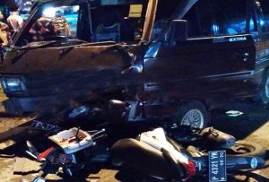 Tabrak Mobil yang Hendak Belok, Pengendara Motor Terkapar di Aspal