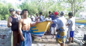 Perahu Nelayan Grajagan Terbalik Dihantam Ombak