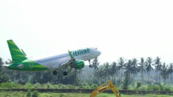 Pesawat-Airbus-Komersial-Resmi-Mendarat-di-Bandara-Banyuwangi