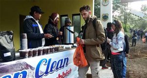 Komunitas Jeep Ajak Wisatawan Bersih-bersih Kawah Ijen, Sekantong Sampah Ditukar dengan Kopi dan Snack