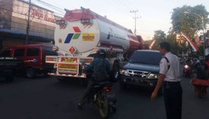 Police Don't Hesitate to Stop Big Trucks That Desperately Enter Tile City
