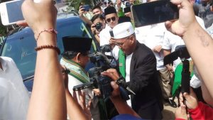 Tiba di Ponpes Darussalam Blokagung, Prabowo Dikalungi Surban oleh KH Hisyam Syafaat