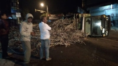 Suspected Overload, Sugarcane Transport Truck Overturned