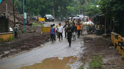 Tinjau Lokasi Banjir, Bupati Anas: Ayo Gotong Royong dan Kerja Maksimal