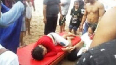 Dragged by the waves on the Red Island Beach, Tourists from Sidoarjo have been rescued