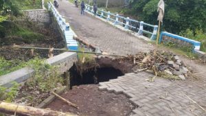 Baru 2 Tahun Dibangun, Jembatan Penghubung 2 Desa Ambrol