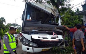 Bus Anugerah Abadi Tabrak Pohon di Gambiran, 6 Orang Terluka