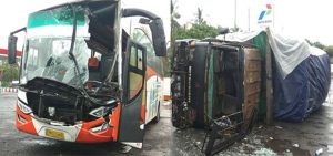 The Kramat Djati bus hits the Fuso truck until it overturns