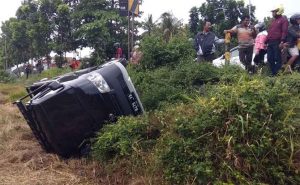 Diseruduk Avanza, Pikap Grand Max Nyungsep ke Sawah