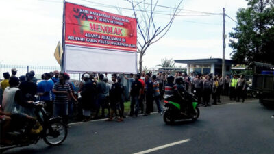 Pasang Baliho, Warga Tolak Reklamasi Pantai Selogiri